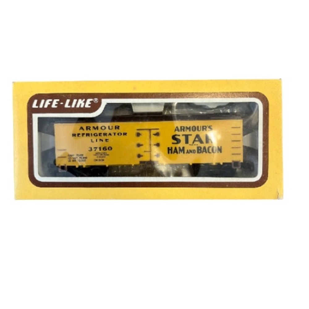 Authentic Life-Like HO scale model train Armour's Star Ham and Bacon Reefer Car
